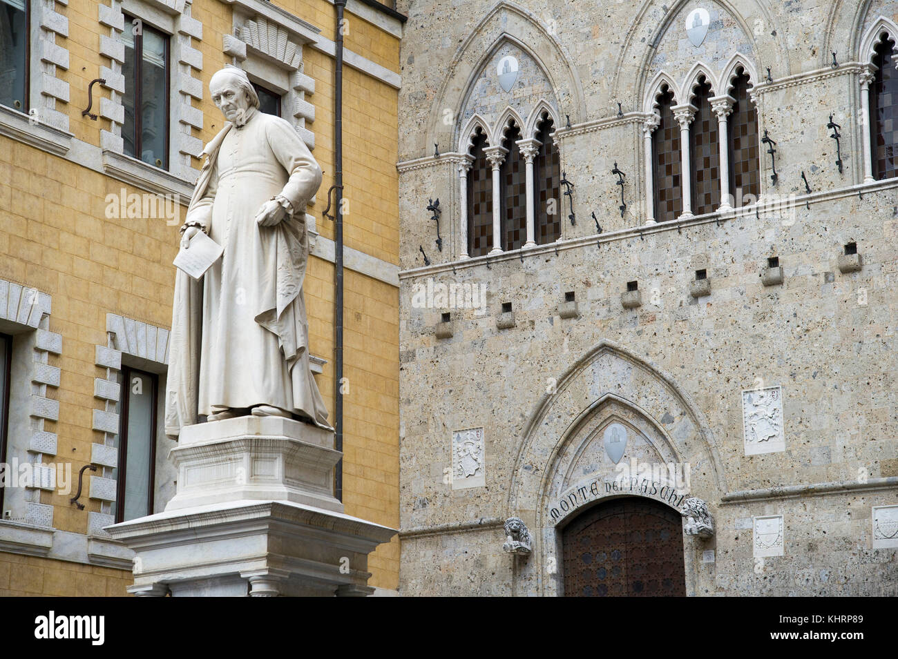 Statua di Sallustio Bandini da Tito Sarrocchi di fronte all'entrata principale al gotico Palazzo Salimbeni, sede centrale della Banca Monte dei Paschi di Sie Foto Stock