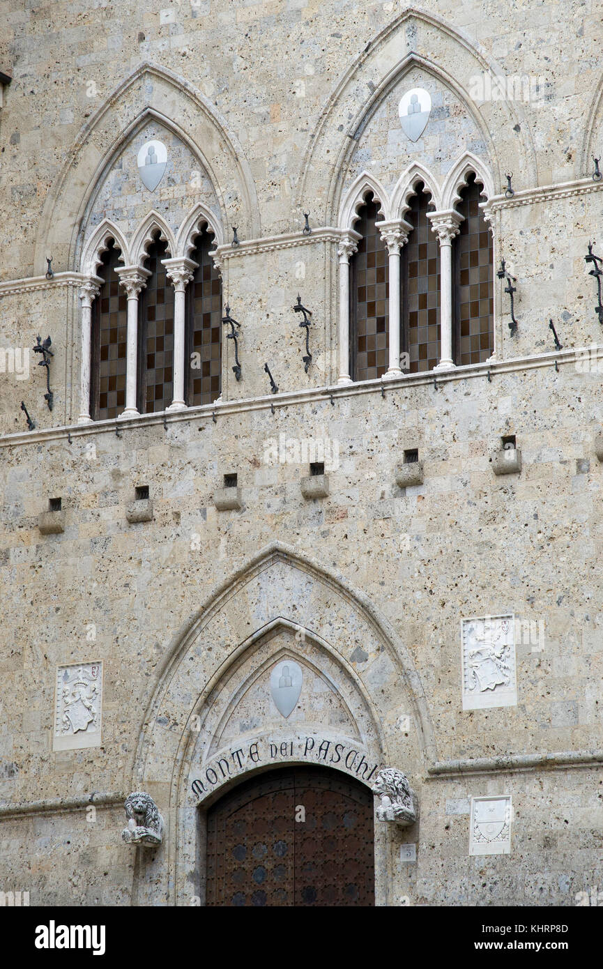 Ingresso principale al gotico Palazzo Salimbeni, sede centrale della Banca Monte dei Paschi di Siena nel centro storico di Siena elencati dall'UNESCO Patrimonio dell'umanità Foto Stock