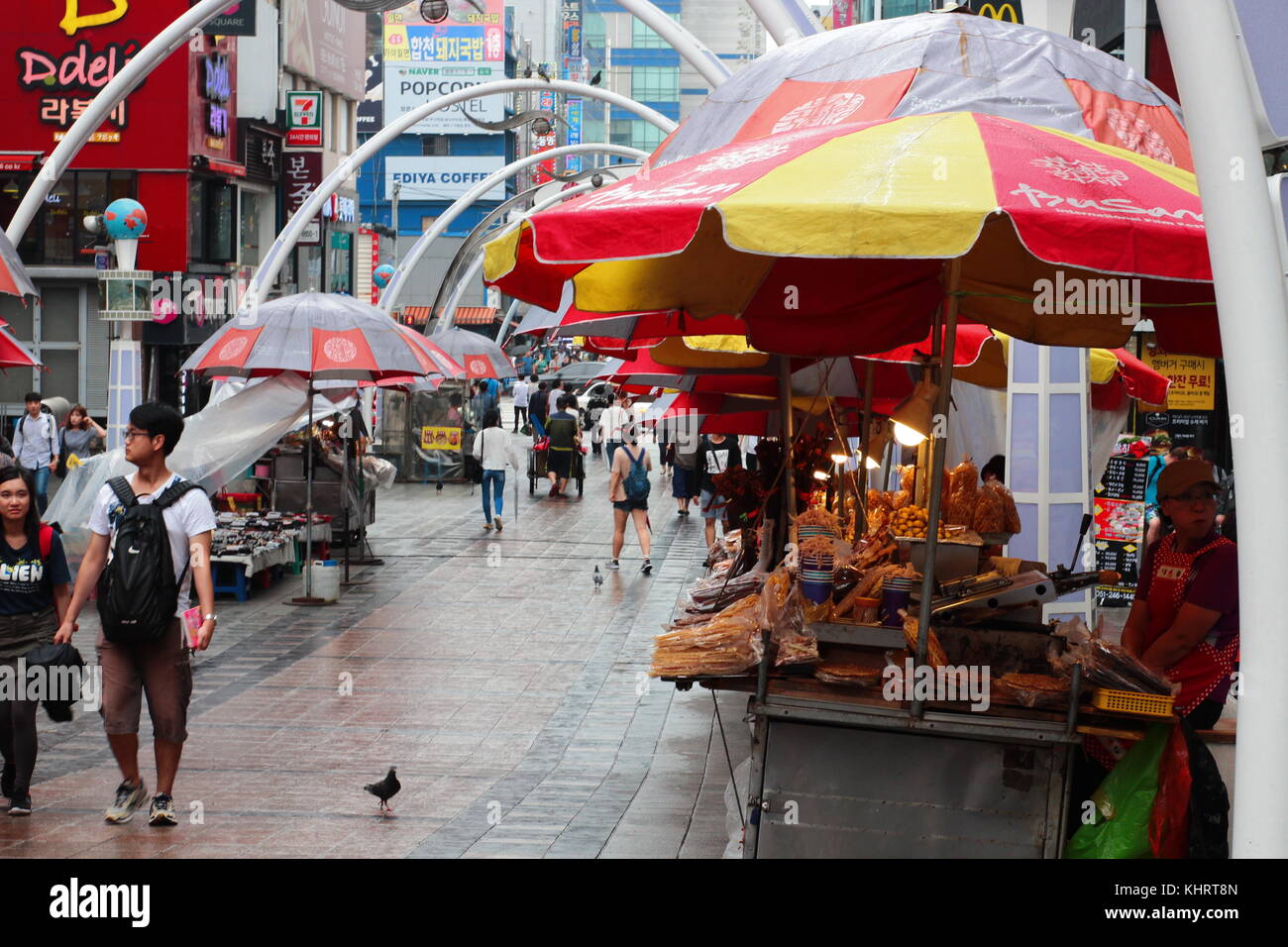 Il coreano street food stallo a Busan Food Street. La donna non identificato la preparazione tradizionale Coreana di cibo di strada. Foto Stock