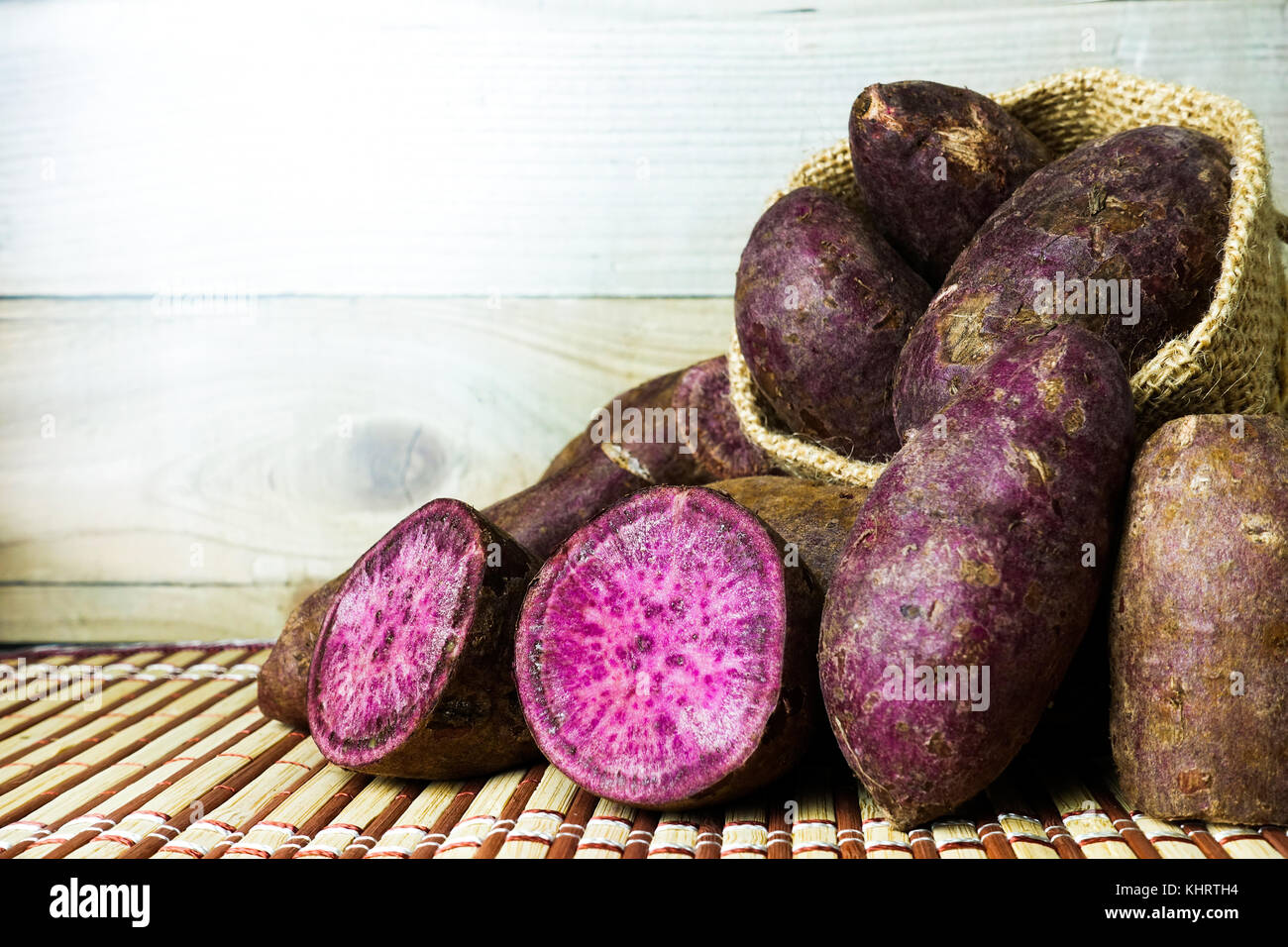 Viola le patate dolci su un tavolo - primo piano Foto Stock