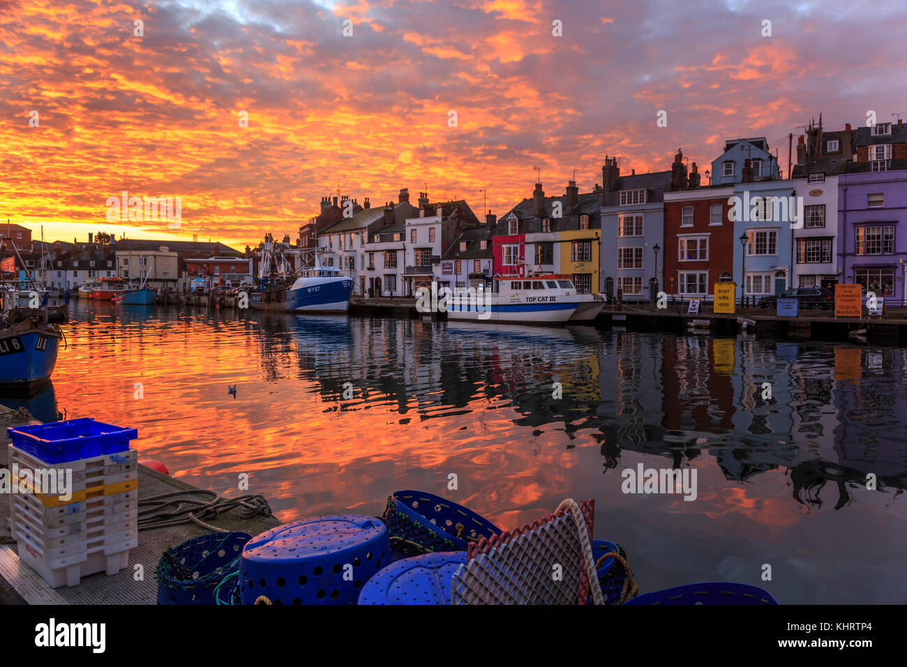 Sunrise colori e riflessi di weymouth vecchio porto di Weymouth Dorset, Inghilterra, Regno Unito, novembre 2017 Foto Stock