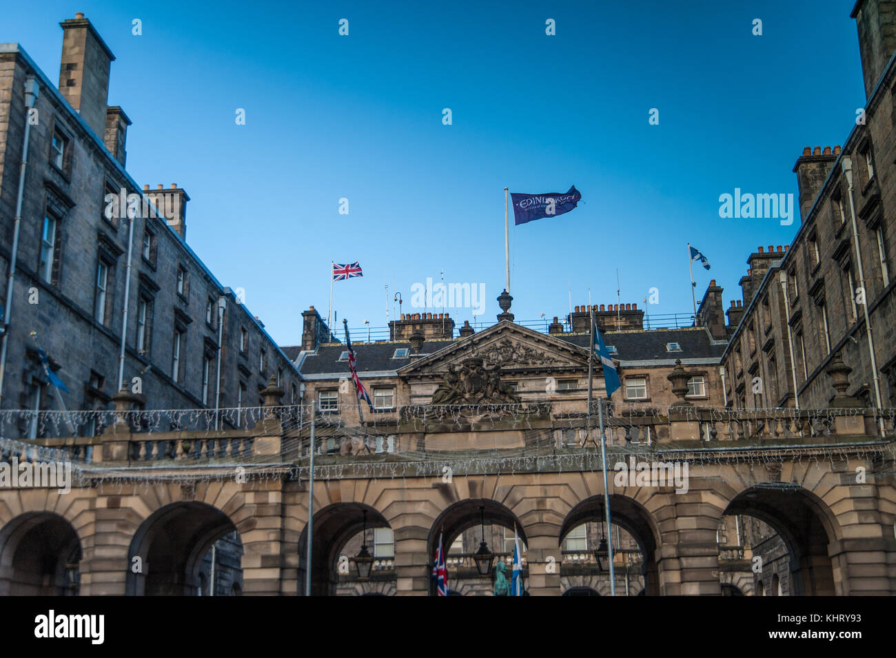 Una vista sulla bandiera scozzese e britannica sulle City Chambers di Edimburgo Foto Stock