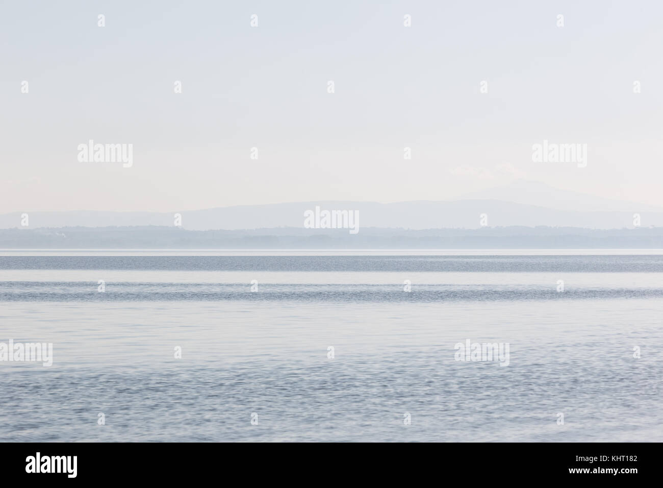 Minimalista, visualizzazione grafica del lago Trasimeno (Umbria), con strisce di diverse tonalità di blu e una totalmente vuota sky Foto Stock