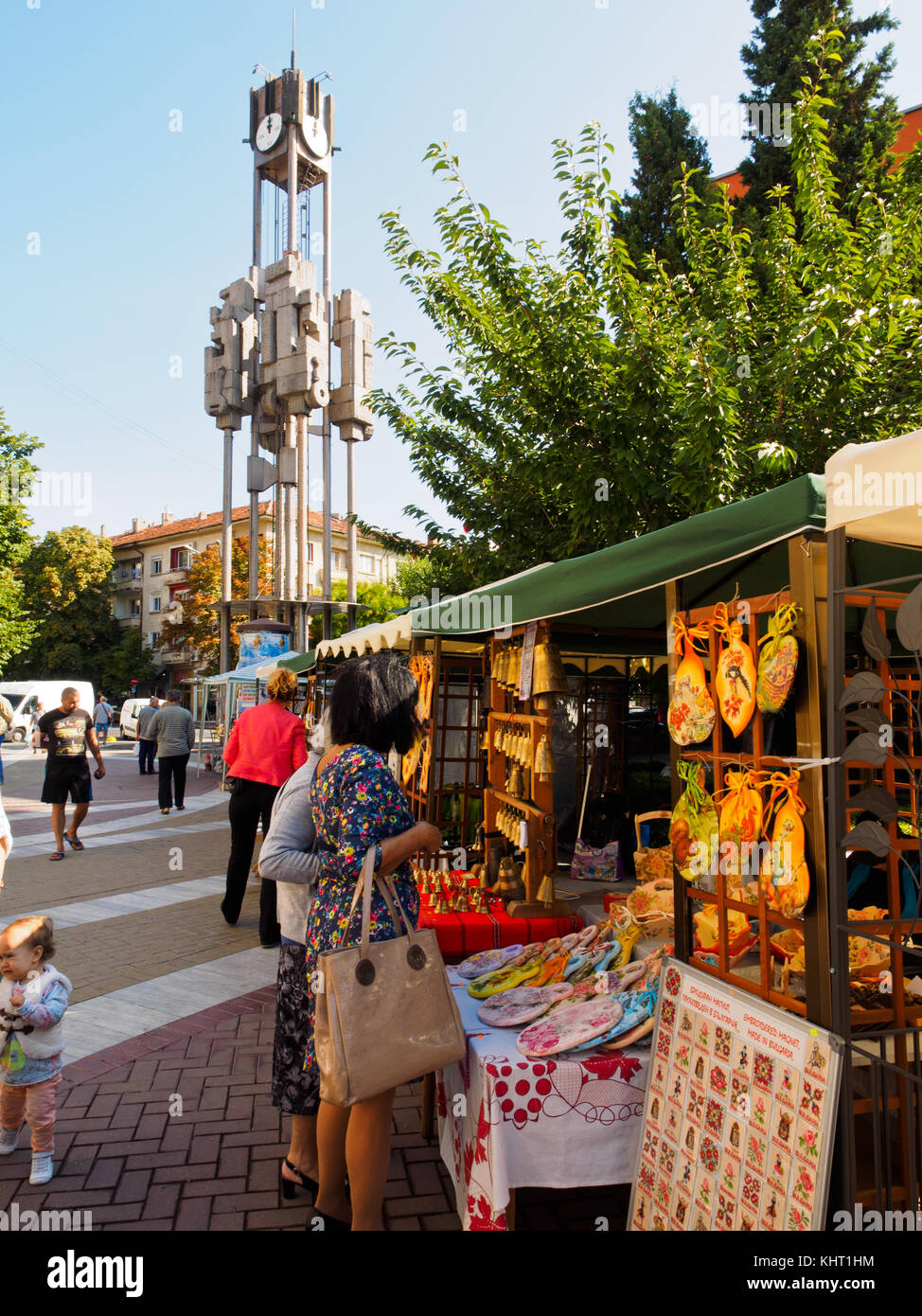 Il mercato delle pulci a Haskovo fair avente il vecchio orologio meccanico a torre in background. Foto Stock