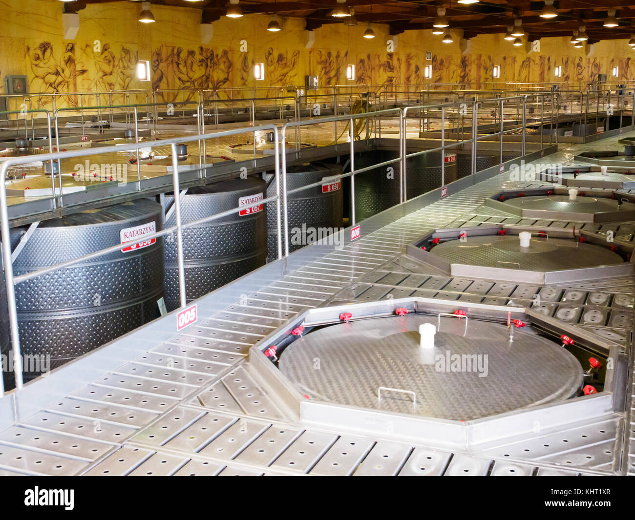 Elaborazione di vino in una cantina in Bulgaria. Foto Stock