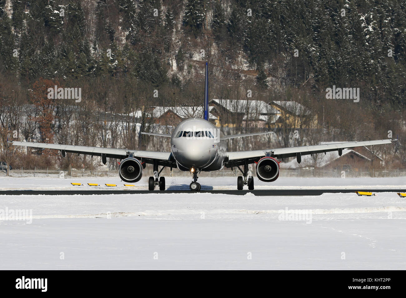 Innsbruck, Austria - 21 gennaio 2017: un aereo sulla neve dall'aeroporto di Innsbruck (INN) Foto Stock