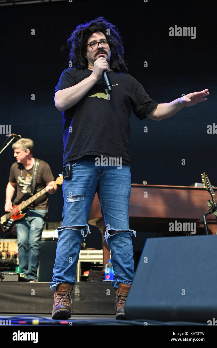 Giardini di Miami, FL - 11 febbraio: Adam Duritz dei Counting Crows esegue durante i delfini di Miami il cancro sfida vii all'hard rock Stadium il 11 febbraio, 2017 nei giardini di Miami, Florida persone: Adam Duritz Foto Stock