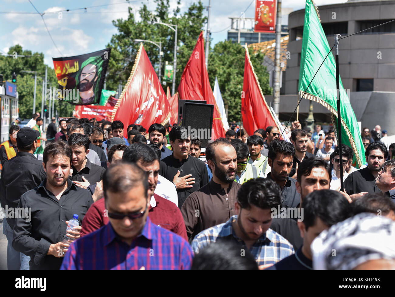 Melbourne, Australia. Xix nov, 2017. musulmani sciiti lutto partecipano in marzo durante una processione religiosa a melbourne domenica 19 novembre, 2017 chehlum (quarantesimo giorno) del martirio di imam hussain (a.s) il nipote del Profeta Mohammad a Melbourne. Credito: mirza .m. hassan/Pacific press/alamy live news Foto Stock