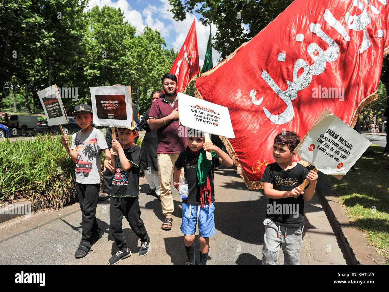 Melbourne, Australia. Xix nov, 2017. musulmani sciiti lutto partecipano in marzo durante una processione religiosa a melbourne domenica 19 novembre, 2017 chehlum (quarantesimo giorno) del martirio di imam hussain (a.s) il nipote del Profeta Mohammad a Melbourne. Credito: mirza .m. hassan/Pacific press/alamy live news Foto Stock