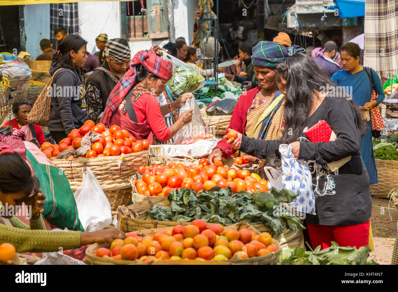 People shopping per produrre nel mercato all'aperto, Shillong, Meghalaya, India Foto Stock