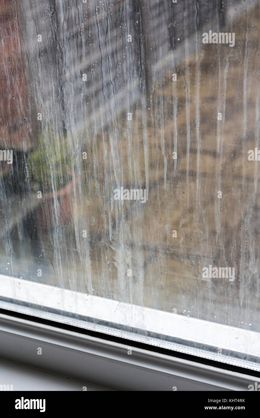 Finestre con doppi vetri a compromessi con la condensa interna, REGNO UNITO Foto Stock