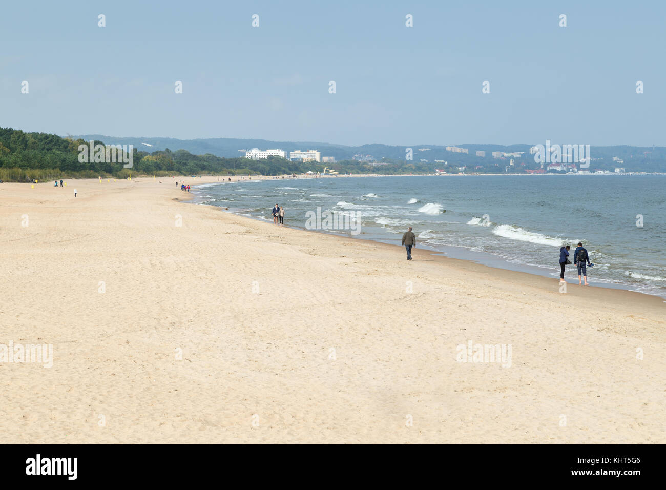 Vista di poche persone in brzezno spiaggia e mare baltico di Danzica, Polonia, in una giornata di sole in autunno. Foto Stock