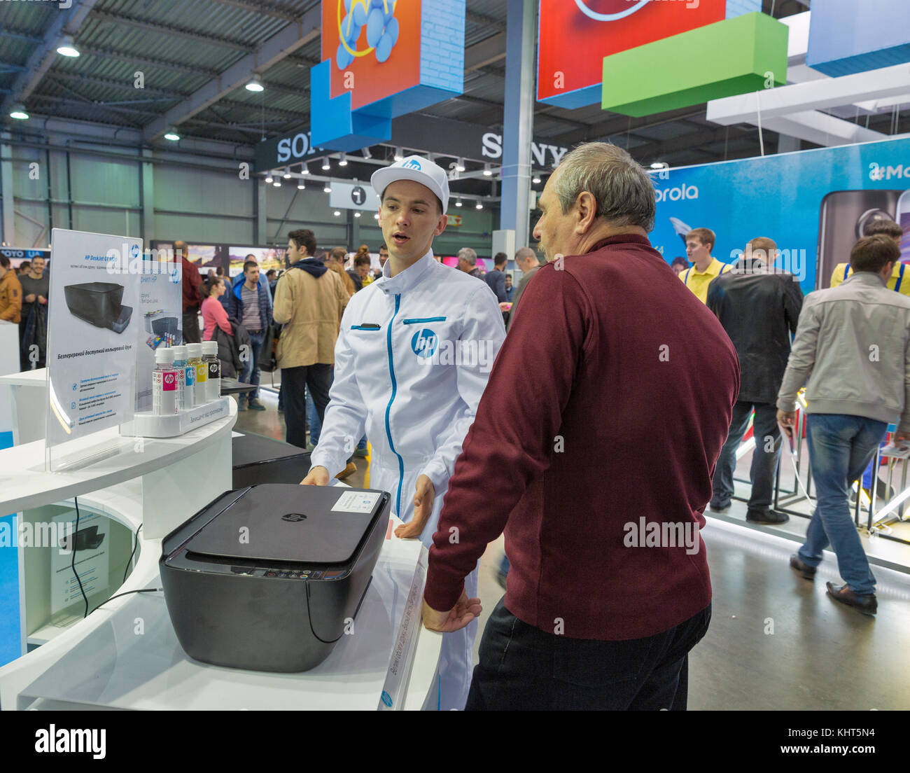 Kiev, Ucraina - 07 ottobre 2017: la gente visita Hewlett-packard, multinazionale americana information technology company stand nella CEE 2017, eleggere più grande Foto Stock