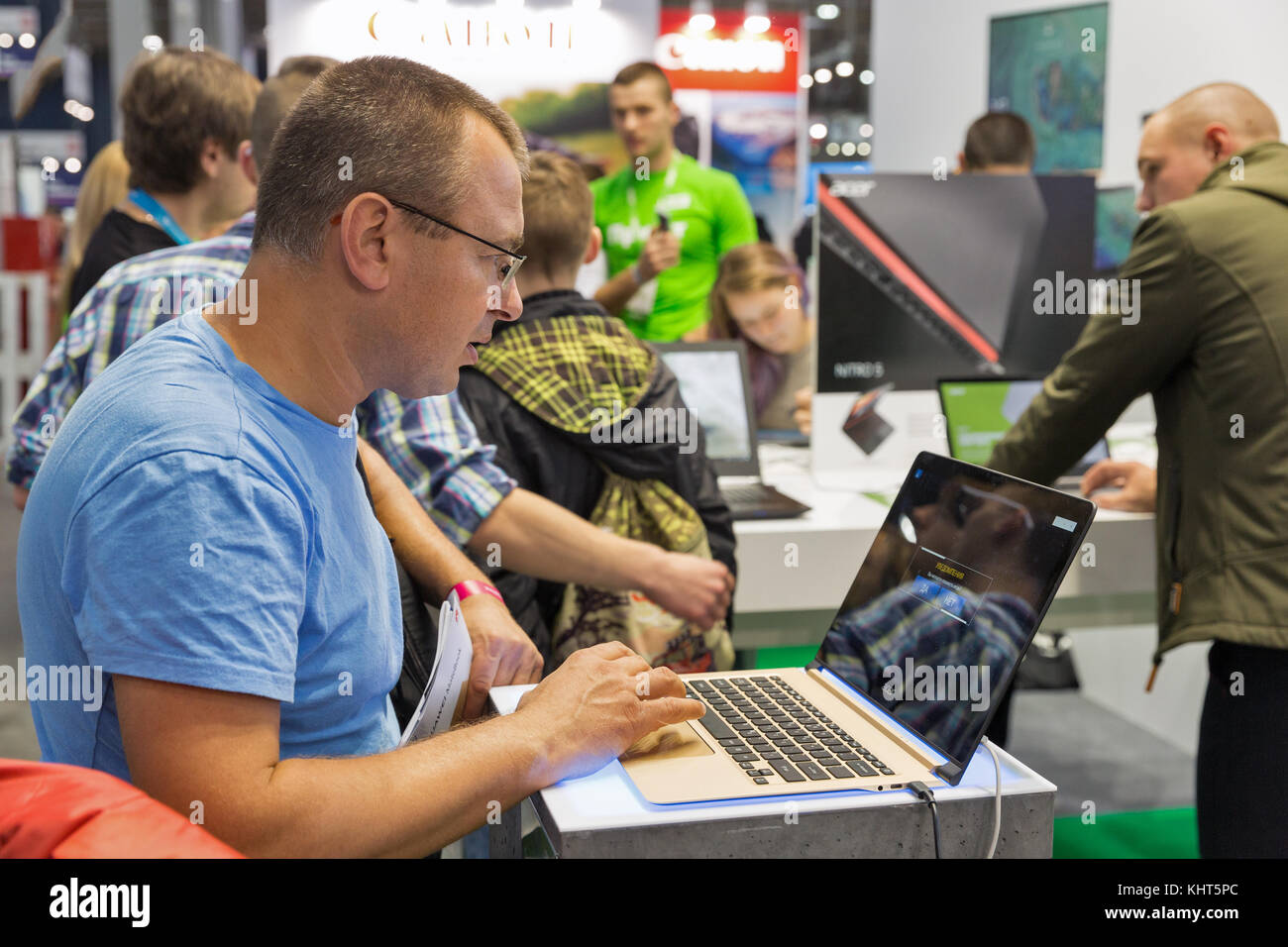 Kiev, Ucraina - 07 ottobre 2017: la gente visita acer, a Taiwan internazionali basati su computer company stand durante la CEE 2017, il più grande electronics trad Foto Stock