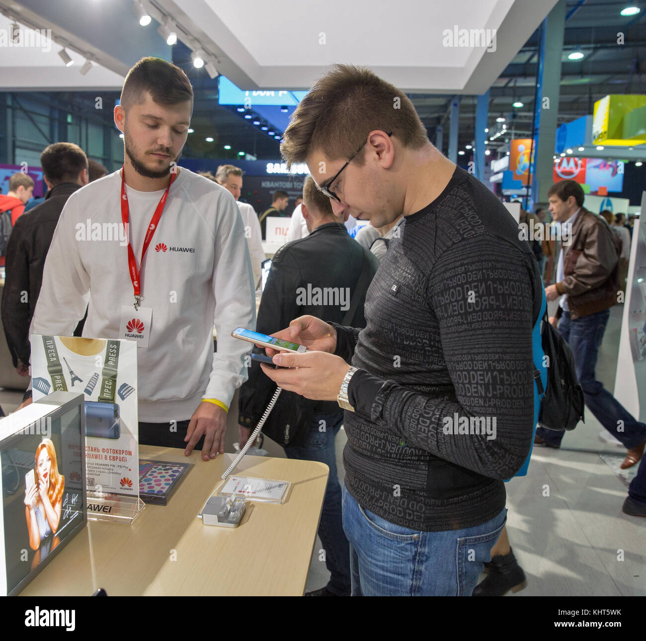 Kiev, Ucraina - 07 ottobre 2017: la gente visita huawei, un sud coreano società multinazionale stand durante la CEE 2017, il più grande commercio di elettronica s Foto Stock
