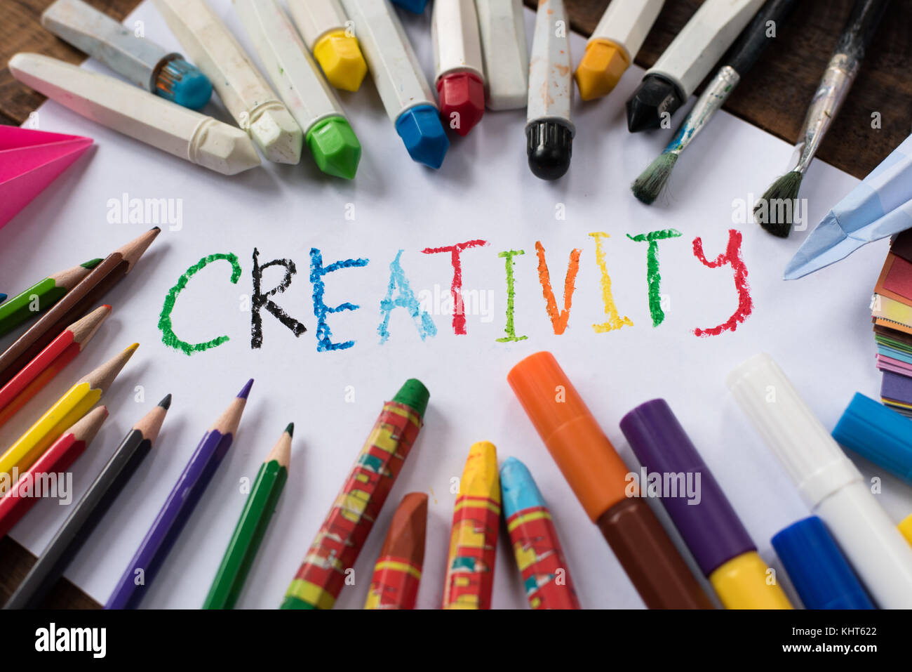Il concetto di creatività - colorata carta, matita colorata, carta e matita con la parola creatività Foto Stock