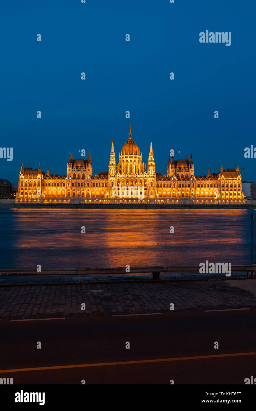 Parlamento ungherese di notte a budapest, Ungheria, punto di riferimento della città situato presso il fiume Danubio Foto Stock