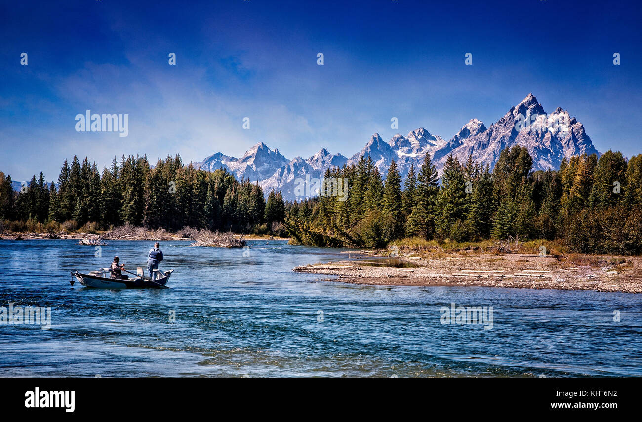 Pesca a galleggiante sul fiume Snake con il Grand Tetons in background. Il Wyoming. Foto Stock