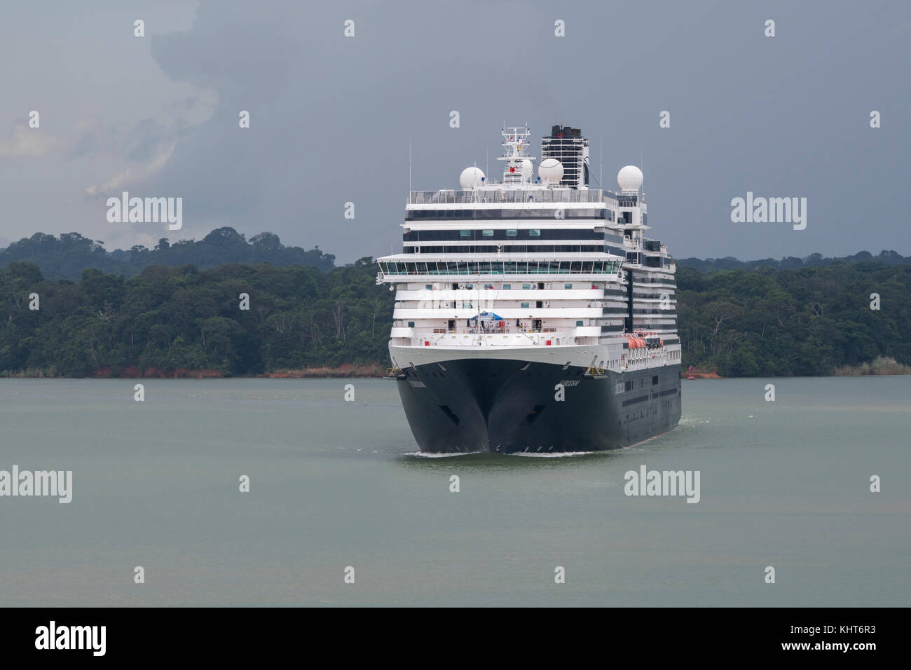 America Centrale, Panama, Canale Di Panama, Lago Di Gatun. La nave Holland America, Eurodam, naviga attraverso il lago Gatun mentre transita sul canale di Panama. Foto Stock