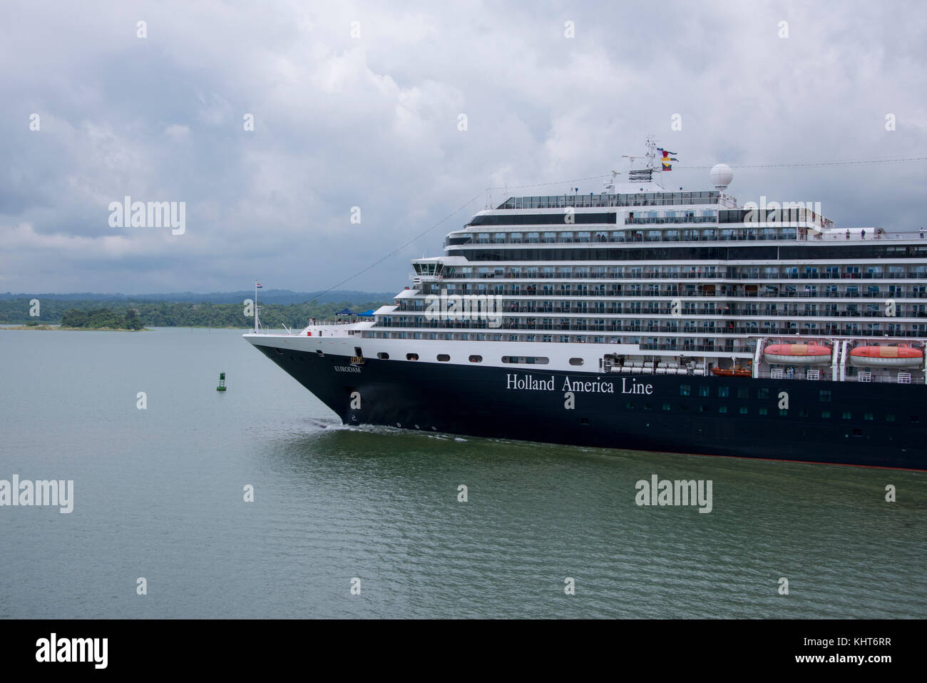 America Centrale, Panama, Canale Di Panama, Lago Di Gatun. La nave Holland America, Eurodam, naviga attraverso il lago Gatun mentre transita sul canale di Panama. Foto Stock