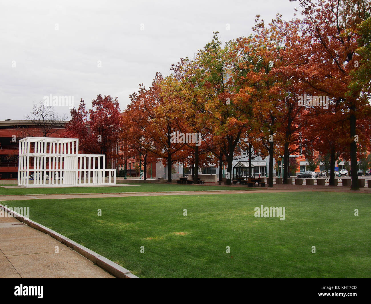 Syracuse, New york, Stati Uniti d'America. Novembre 18, 2017. vista del James m. hanley federal edificio nel centro di Siracusa , new york con geometrica decorativa s Foto Stock