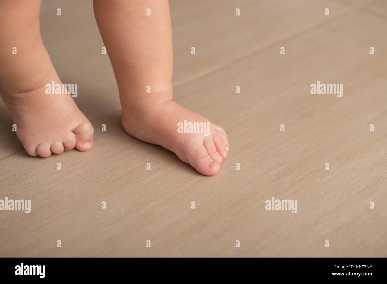 Bambini i piedi nudi. Per bambini a piedi nudi sul pavimento Foto Stock