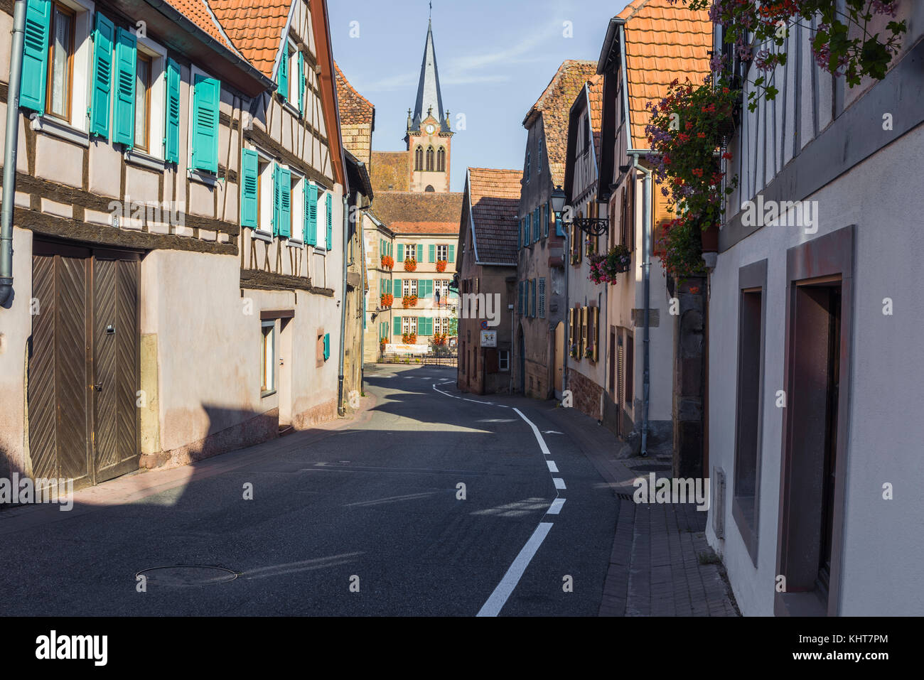 Strada nel villaggio boersch, sulla strada del vino dell'Alsazia, Francia Foto Stock