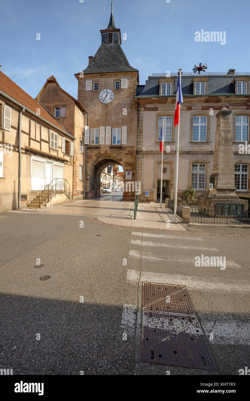 Town Gate e il municipio del villaggio rosheim, Alsazia, Francia Foto Stock