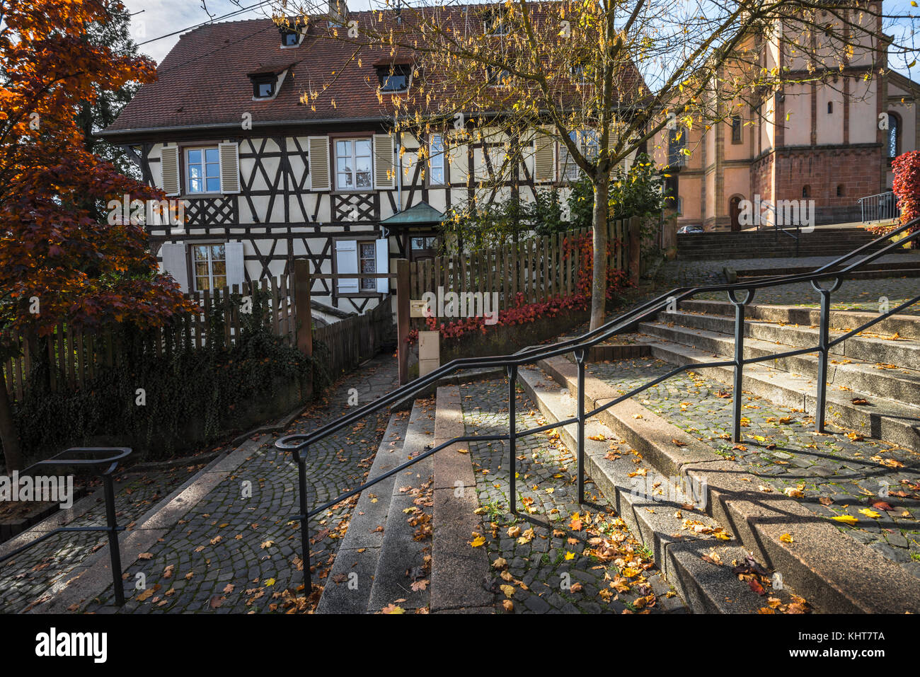 Autunno atmosfera luminosa e casa in legno e muratura del villaggio barr, Alsazia, Francia Foto Stock