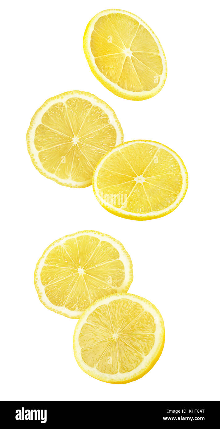 Isolato la caduta di pezzi di limone. fette di limone in aria isolato su sfondo bianco con tracciato di ritaglio Foto Stock