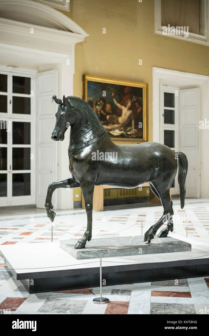 Napoli. L'Italia. Il Mazzocchi cavallo da Ercolano. Museo Archeologico Nazionale di Napoli. Museo Archeologico Nazionale di Napoli. Il cavallo è stato rec Foto Stock