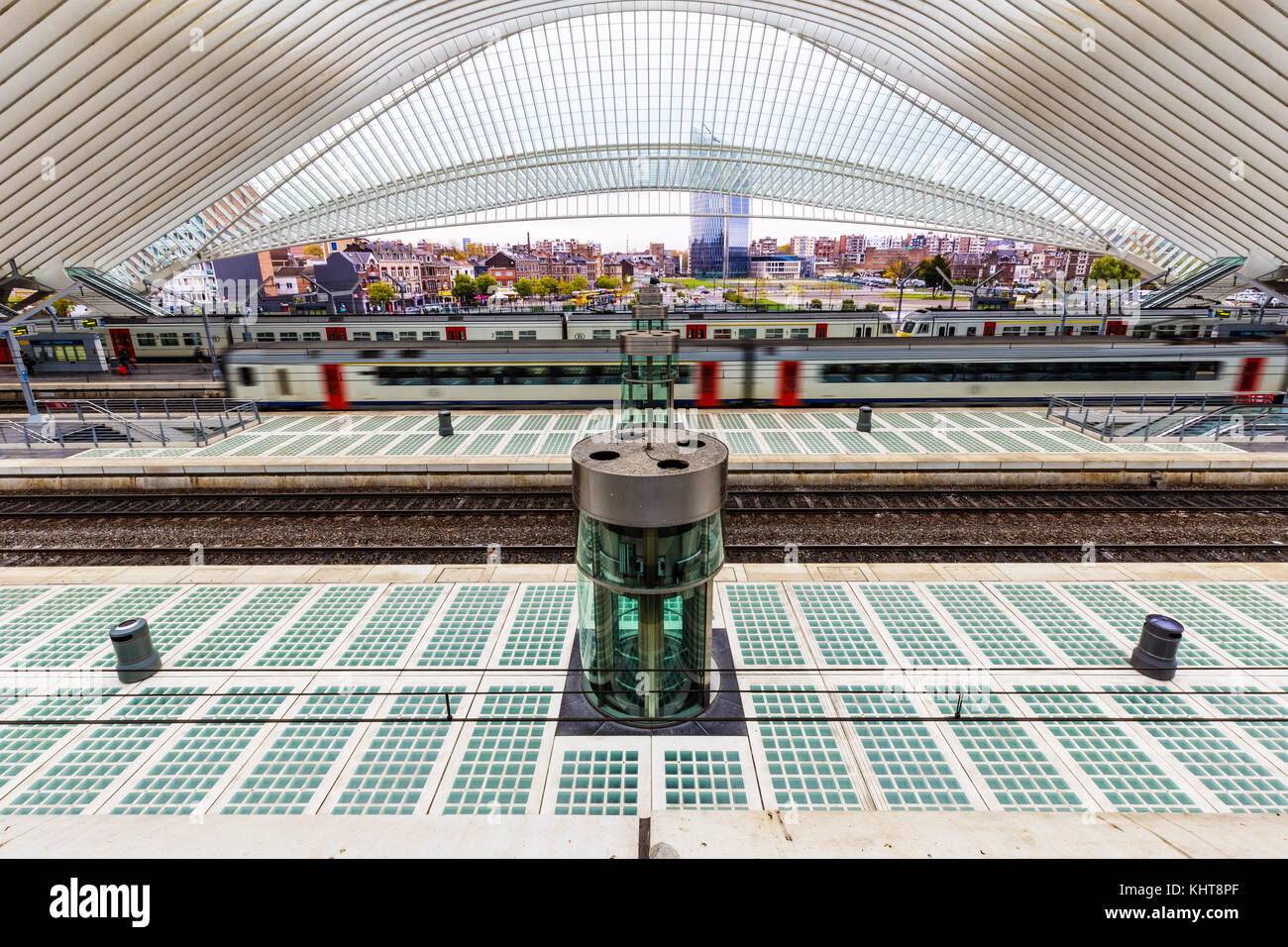 Liegi, Belgio - Novembre 2017: movimento del treno visto a Liege Guillemins-stazione ferroviaria progettato dal famoso architetto Santiago Calatrava Foto Stock