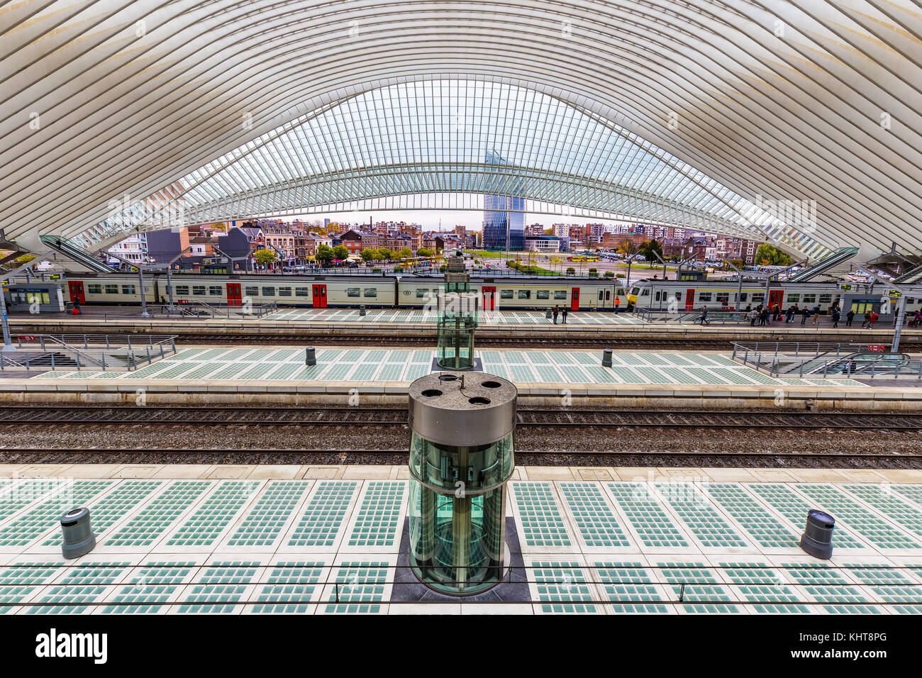 Liegi, Belgio - Novembre 2017: Liege Guillemins-stazione ferroviaria progettato dal famoso architetto Santiago Calatrava Foto Stock
