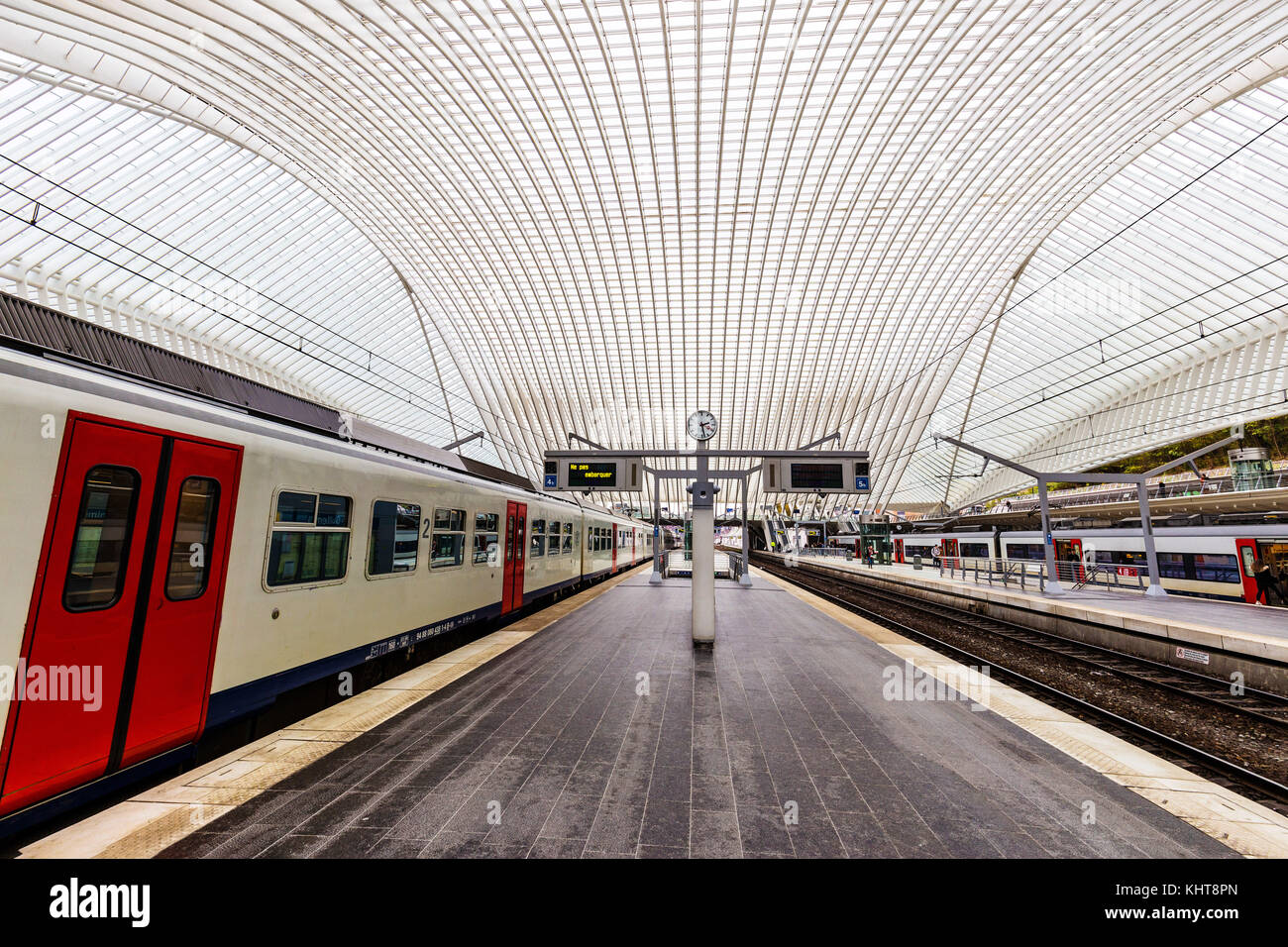 Liegi, Belgio - Novembre 2017: Liege Guillemins-stazione ferroviaria progettato dal famoso architetto Santiago Calatrava Foto Stock