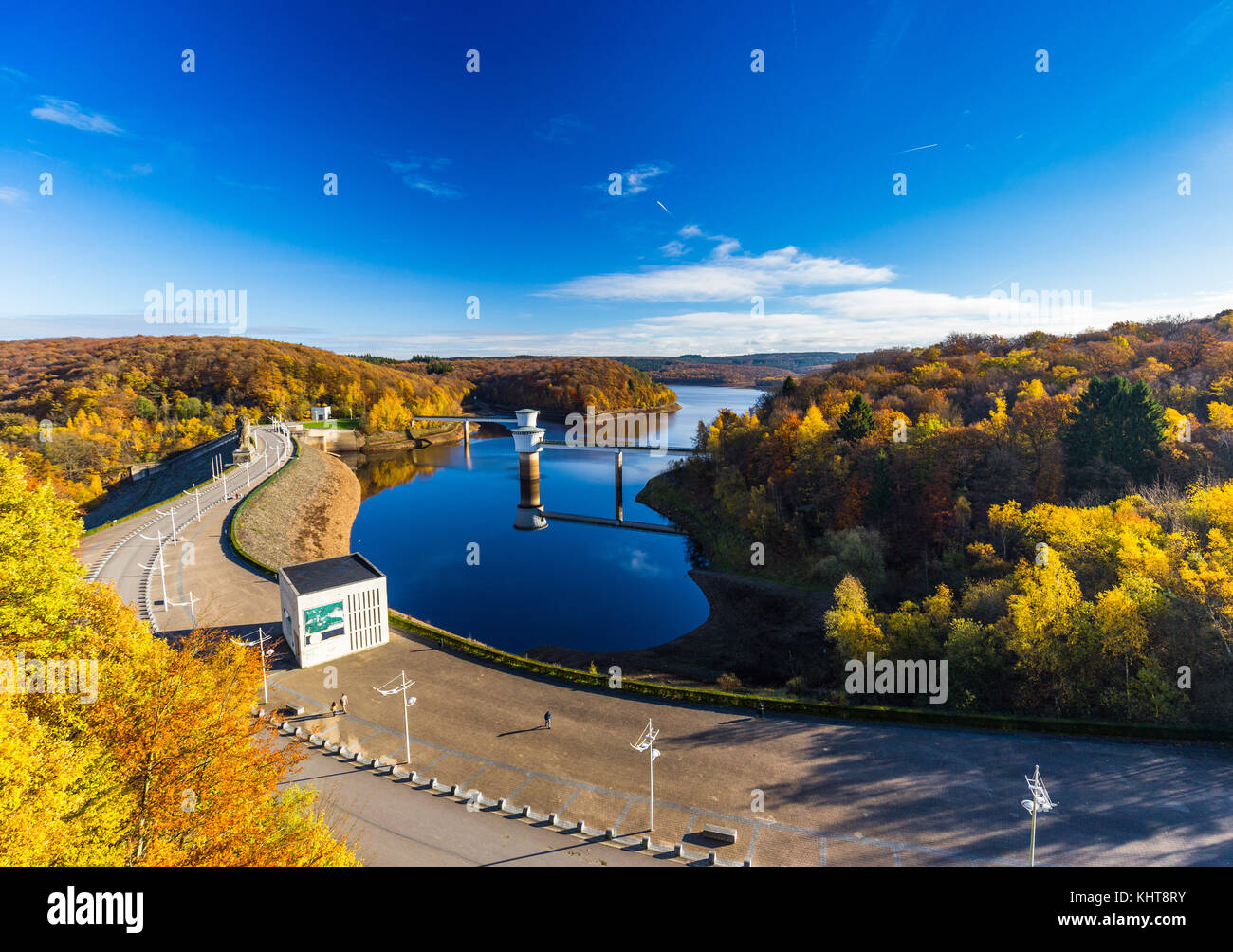 Vista della diga gileppe, un arco-diga di gravità e le sue due pozzetti 2,8 m sul fiume gileppe in jalhay, provincia di Liegi, la Vallonia, Belgio Foto Stock
