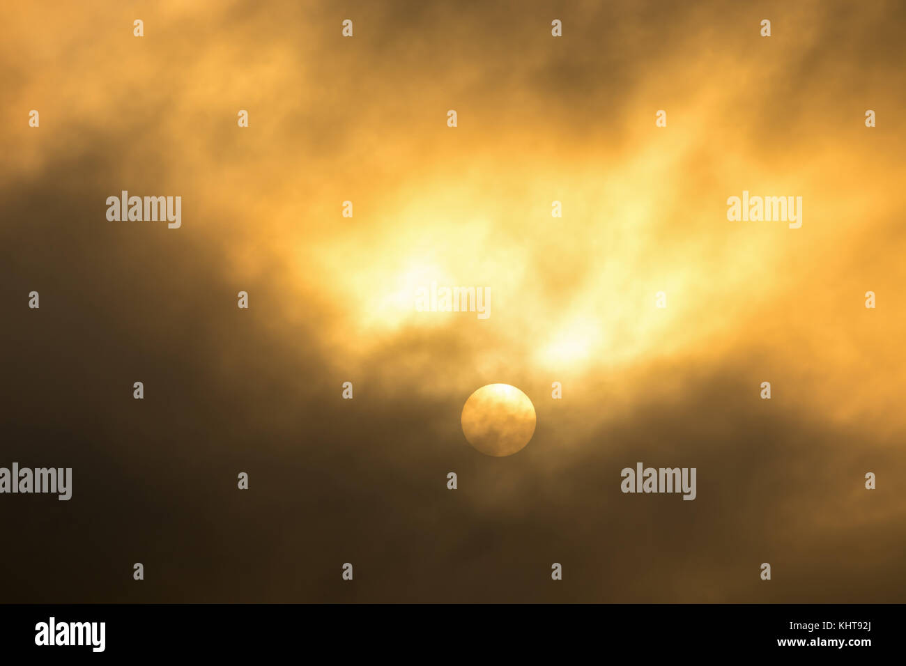 Nizza le nuvole in una luce del tramonto. Foto Stock