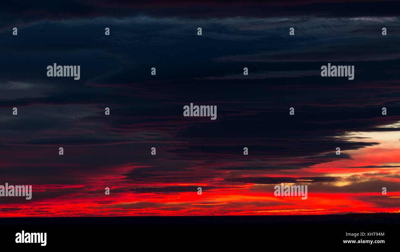 Bel rosso le nuvole in una luce del tramonto. Foto Stock