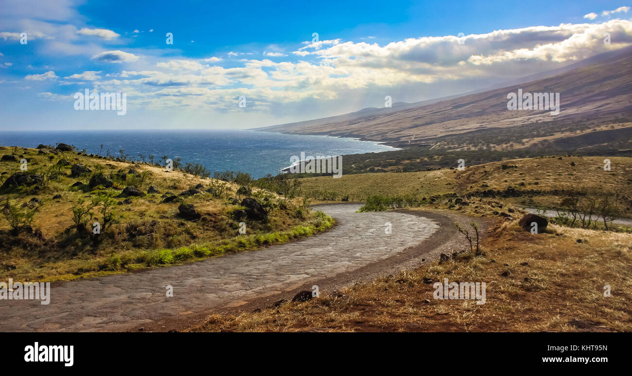 Vista mozzafiato della costa dall'avvolgimento Piilani autostrada in Maui, Hawaii Foto Stock