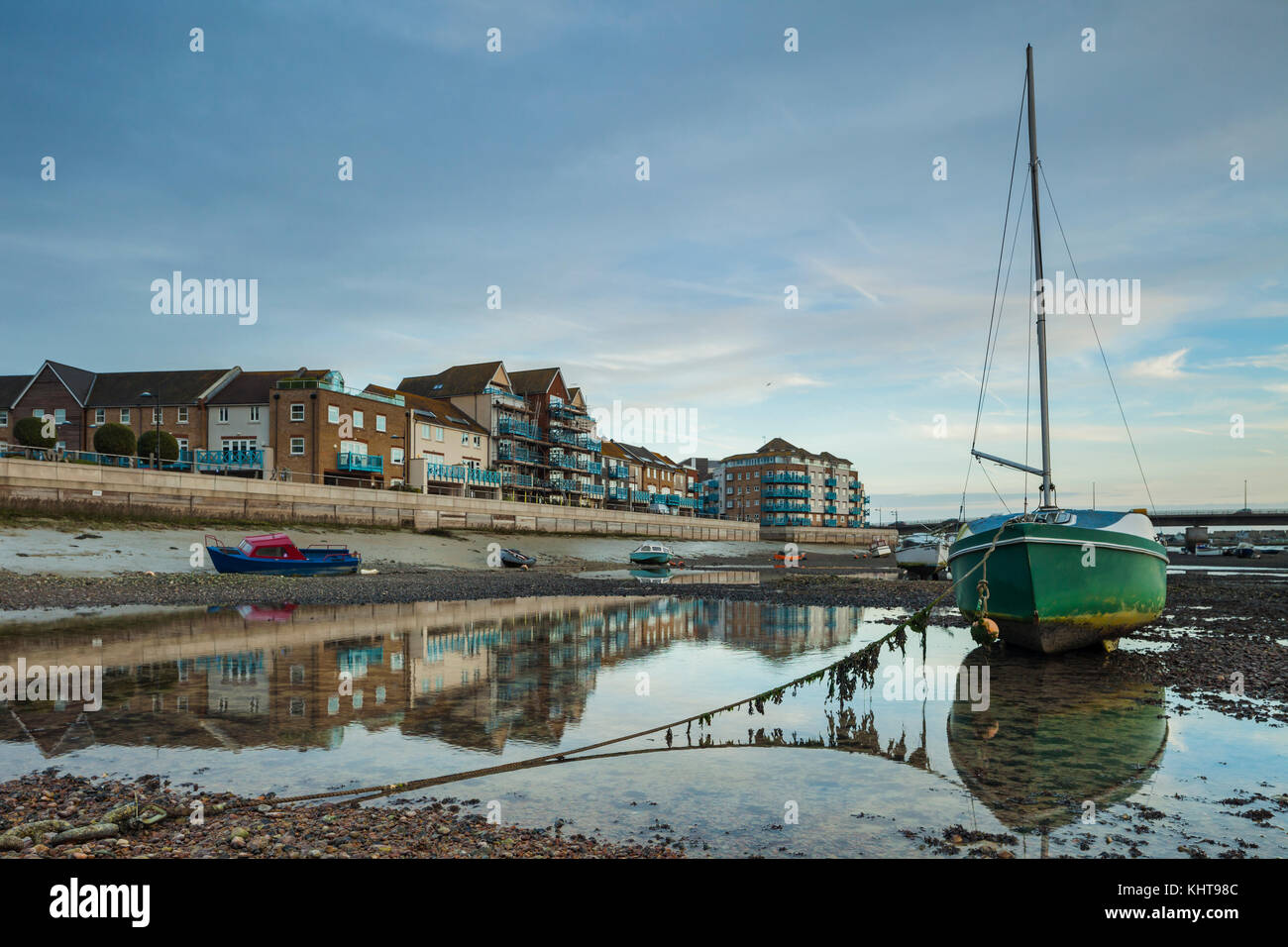 Barca ormeggiata sul fiume adur a shoreham-da-mare, west sussex, in Inghilterra. Foto Stock