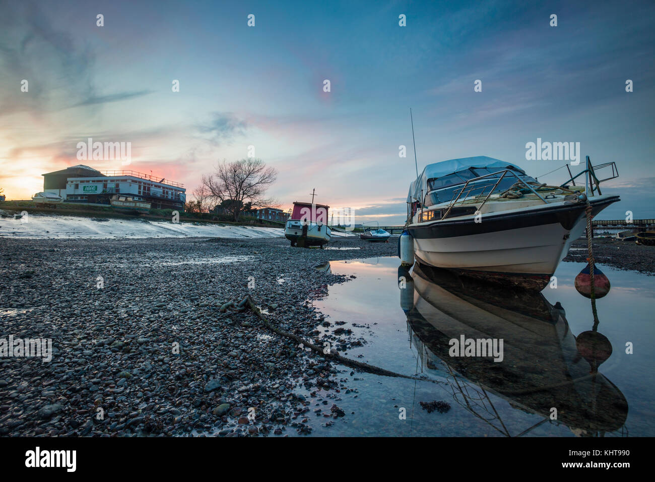 Barche sul fiume adur al tramonto a shoreham-da-mare, west sussex, in Inghilterra. Foto Stock
