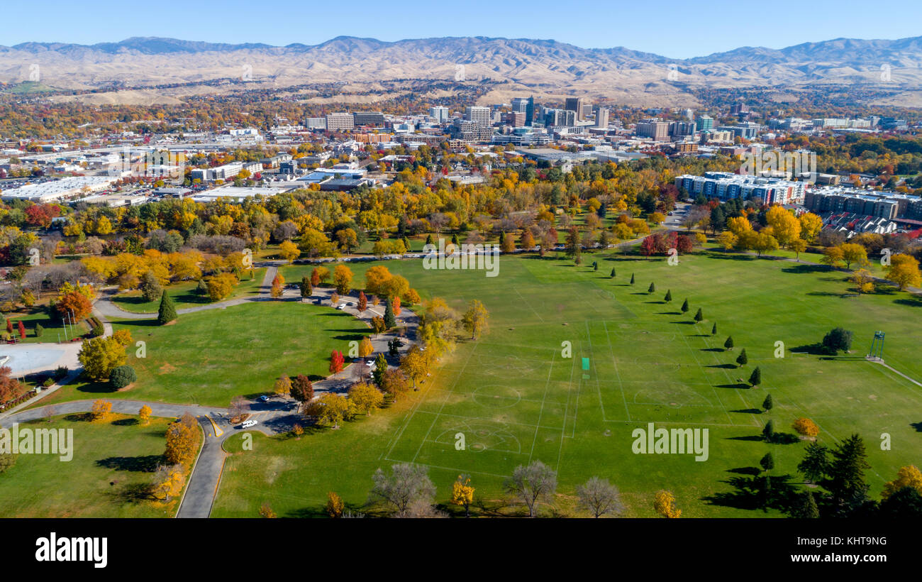 Sport pattern in un parco cittadino di caduta con boise skyline della città Foto Stock