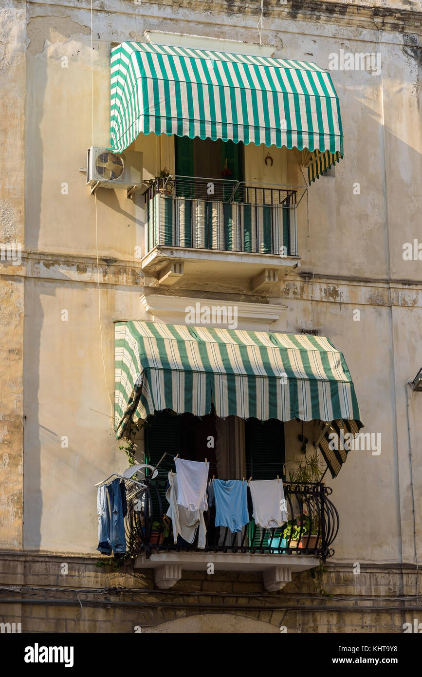 Tradizionali balconi con tende da sole e panni appesi in bari, puglia,  Italia Foto stock - Alamy