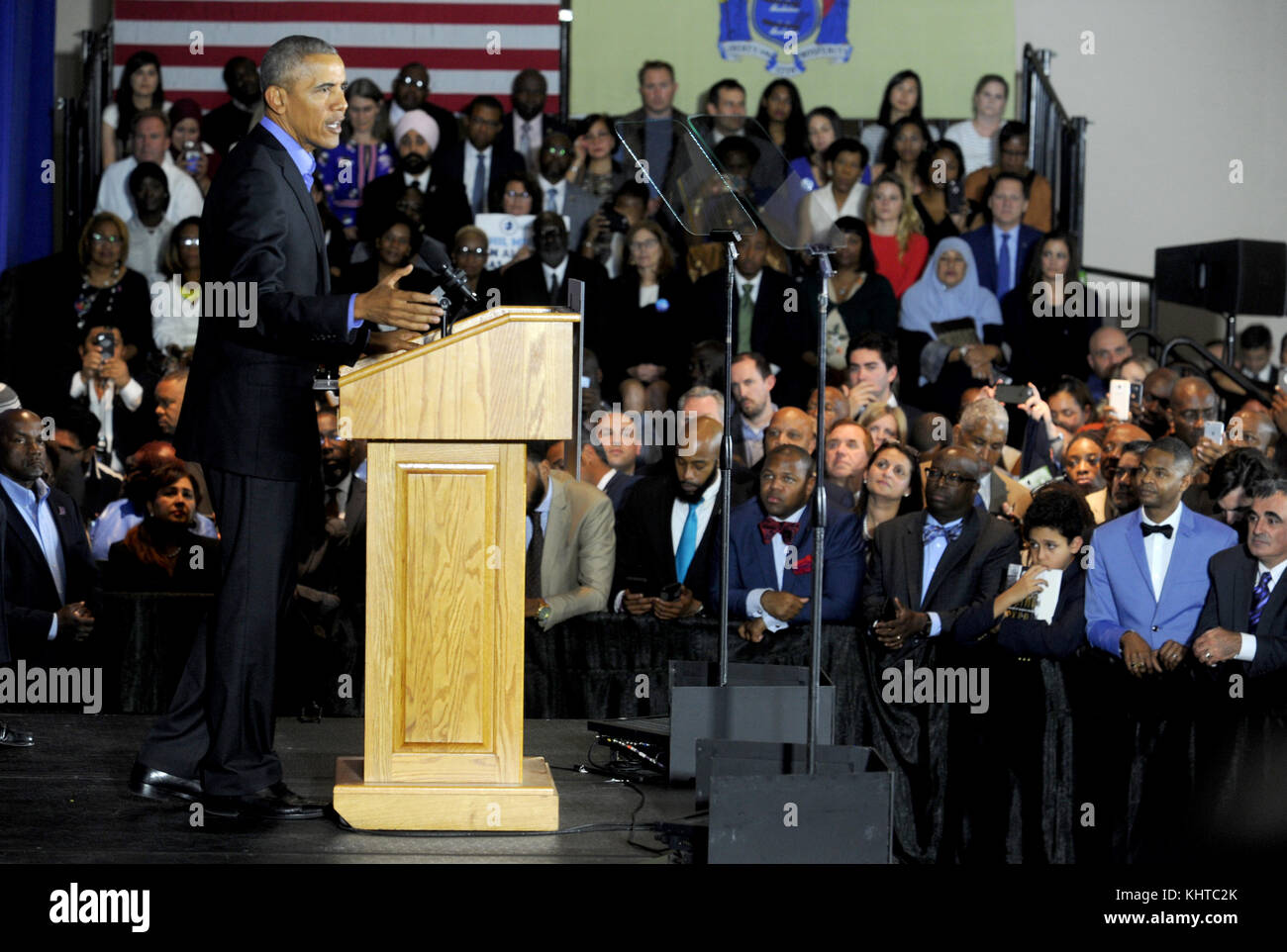 NEWARK, NJ - OTTOBRE 19: L'ex presidente degli Stati Uniti Barack Obama cammina sul palco a sostegno del candidato democratico Phil Murphy, che sta correndo contro il repubblicano Lt. Gov. Kim Guadagno per il governatore del New Jersey il 19 settembre 2017 a Newark, New Jersey. Persone: Barack Obama Foto Stock