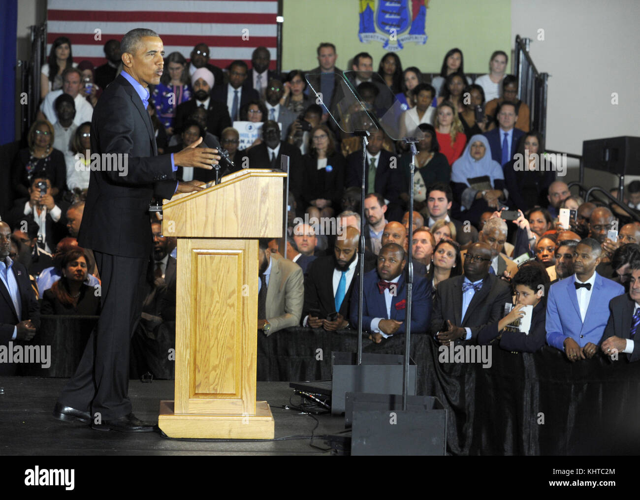 NEWARK, NJ - OTTOBRE 19: L'ex presidente degli Stati Uniti Barack Obama cammina sul palco a sostegno del candidato democratico Phil Murphy, che sta correndo contro il repubblicano Lt. Gov. Kim Guadagno per il governatore del New Jersey il 19 settembre 2017 a Newark, New Jersey. Persone: Barack Obama Foto Stock