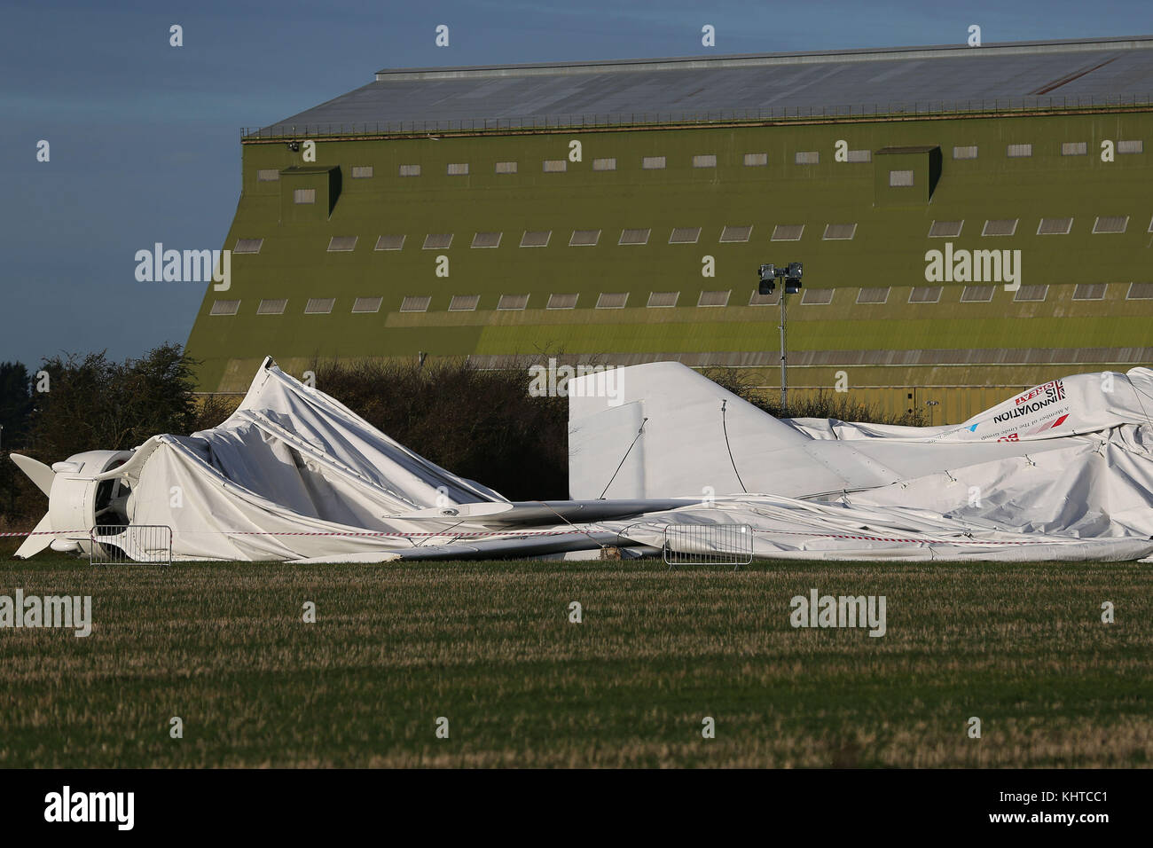 Airlander 10, il più grande velivolo del mondo, si trova a terra presso il campo aereo di Cardington nel Bedfordshire, dopo che l'aereo si è sciolto dai suoi ormeggi causando il suo scafo a strappare e sgonfiarsi. Foto Stock