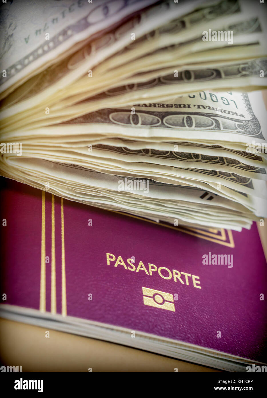 Alcune fatture del dollaro sulla parte superiore di un passaporto, immagine concettuale Foto Stock