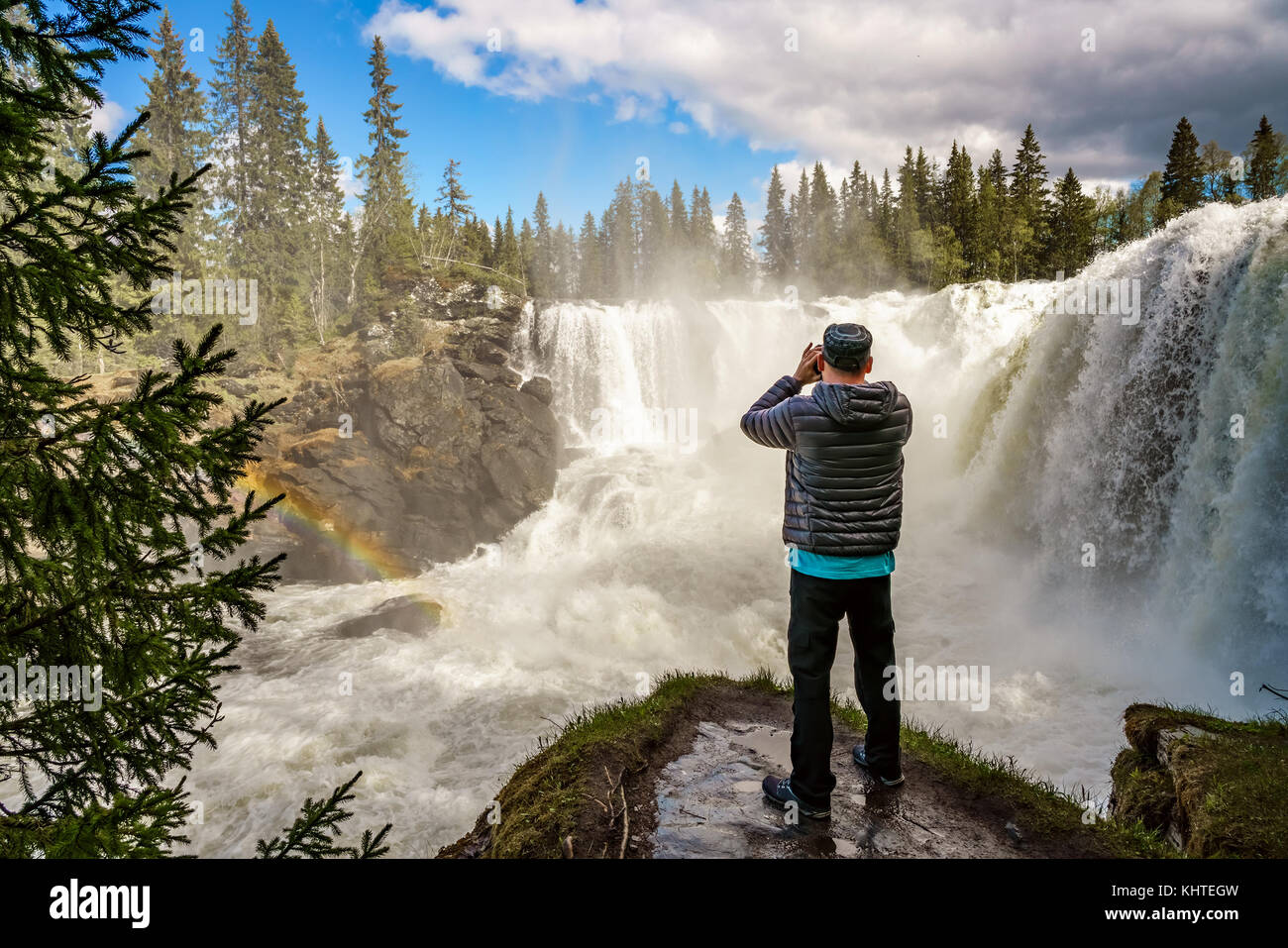 Fotografo di natura turistico con fotocamera germogli mentre ristafallet permanente cascata nella parte occidentale di jamtland è elencato come uno dei più beaut Foto Stock
