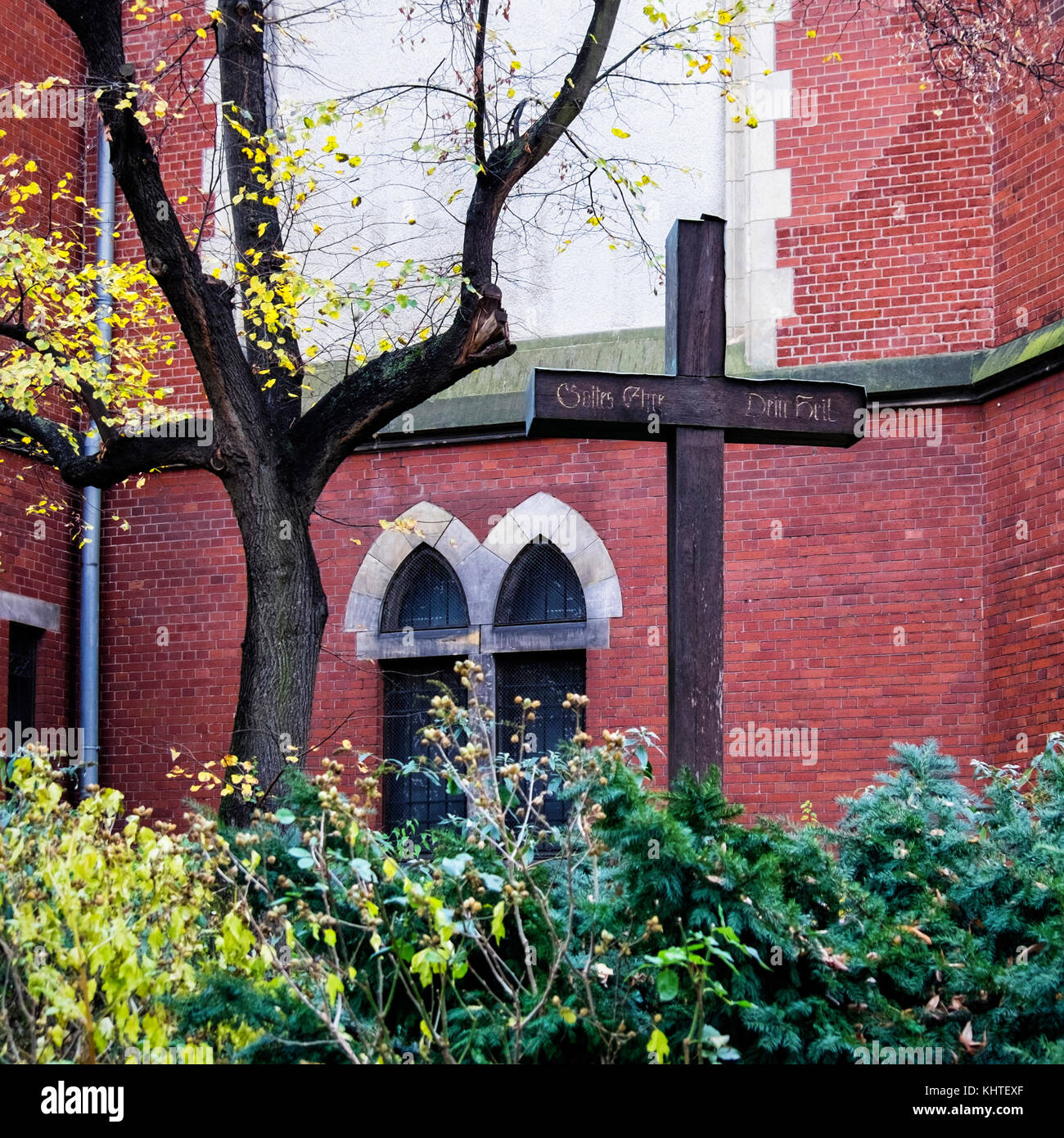 Berlin Schöneberg. San Mattia chiesa cattolica sulla Winterfeldtplatz . Stile neogotico architettura e la croce. Edificio religioso dettaglio Foto Stock