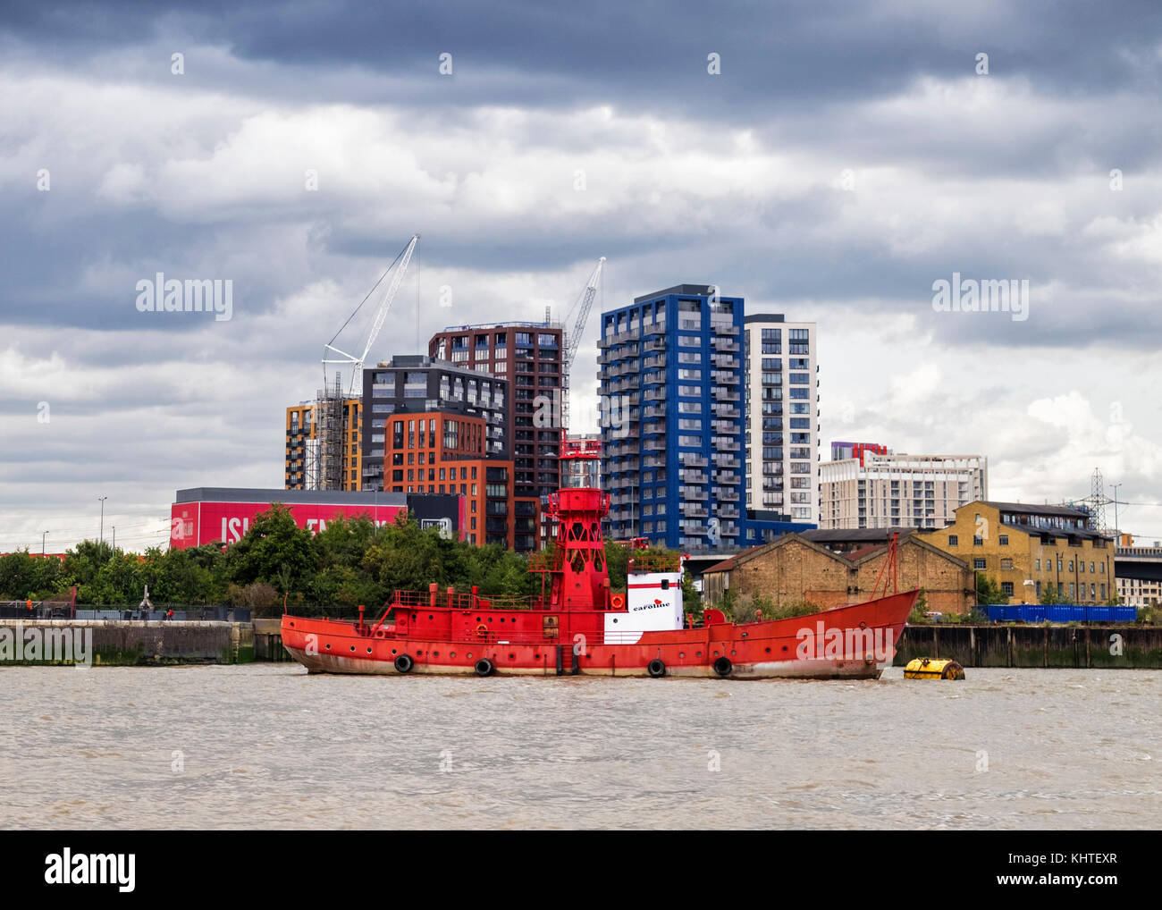 Londra,faro rosso barca,Caroline sul fiume Tamigi e London City isola,nuovo edificio sede di sviluppo da parte di Ballymore gruppo Foto Stock