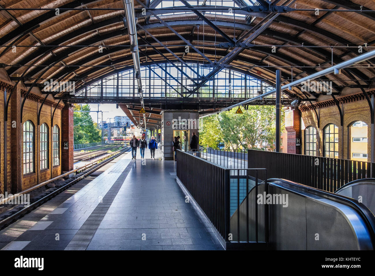 Berlin Hansaviertel,Bellevue S-Bahn stazione ferroviaria è sulla Stadtbahn Berlino - Città del treno.edificio elevato è parte della LPP rete di " commuters ". T Foto Stock